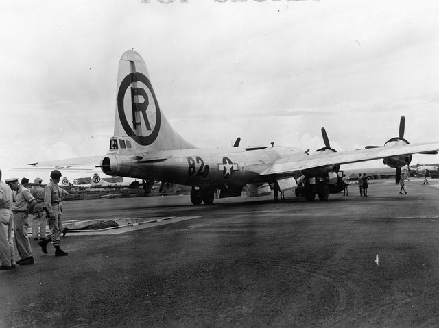 
Máy bay ném bom chiến lược Boeing B-29 Superfortress có tên gọi Enola Gay lùi vào vị trí tiếp nhận bom Little Boy.
