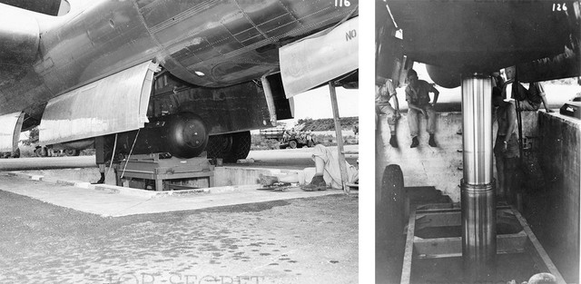 
Một cánh tay thủy lực nâng quả bom vào trong khoang chứa máy bay.
