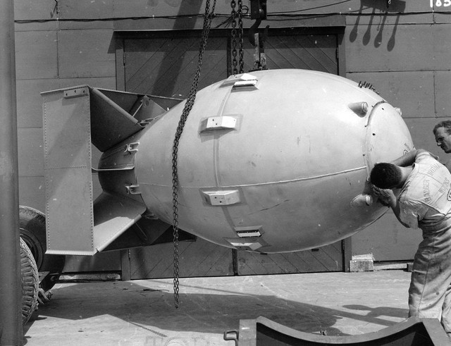 
Chuẩn bị cho quá trình này, Mỹ đã đưa bom nguyên tử tới căn cứ không quân ở đảo Tinian thuộc quần đảo Northern Mariana, phía nam Nhật Bản trước khi chất lên máy bay ném bom chiến lược để thực hiện nhiệm vụ tấn công.
