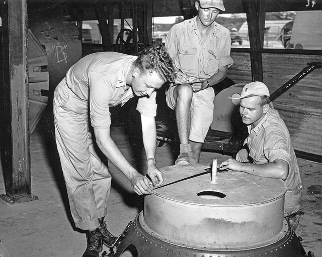 
Binh sĩ kiểm tra phần vỏ của quả bom nguyên tử Fat Man. Ngay khi đưa tới đảo Tinian, việc kiểm tra cũng được tiến hành kỹ lưỡng nhằm đảm bảo những quả bom sẽ hoạt động khi chúng được thả xuống.
