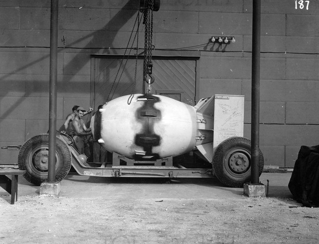 
Quả bom Fat Man được đặt lên phương tiện vận chuyển trước khi đưa lên máy bay.
