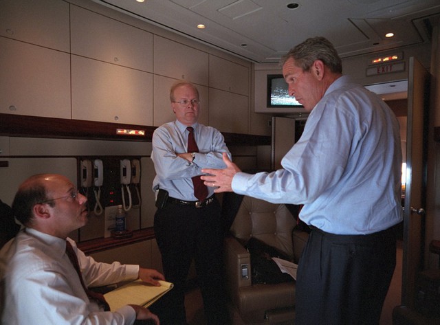 
Sau đó, Tổng thống Bush tiếp tục lên Air Force để trở về Căn cứ Không quân Andrews. Các cuộc họp với cố vấn vẫn được tiến hành liên tiếp.
