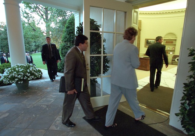 
Tổng thống Bush trở lại phòng bầu dục khi trời đã nhá nhem.
