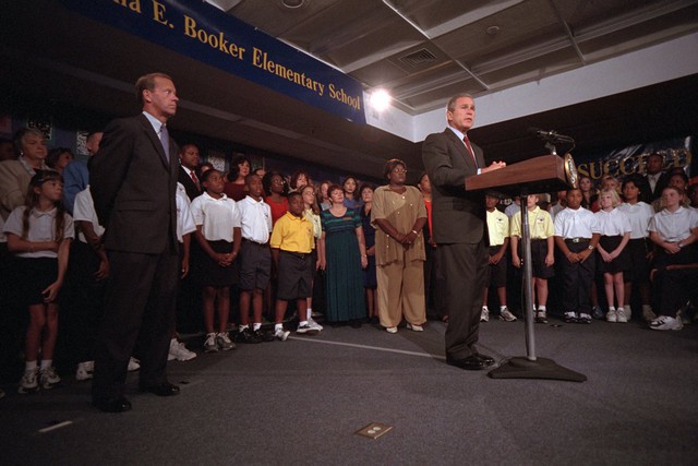 
Ngay tại ngôi trường tiểu học, Tổng thống Bush đăng đàn để nói về vụ khủng bố trên đất Mỹ.
