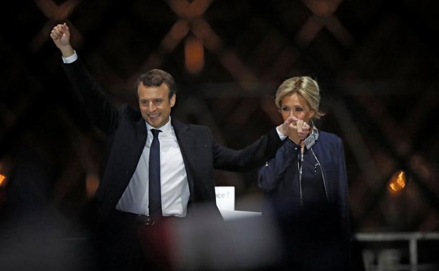 
Ông Macron và vợ, bà Brigitte Trogneux.
