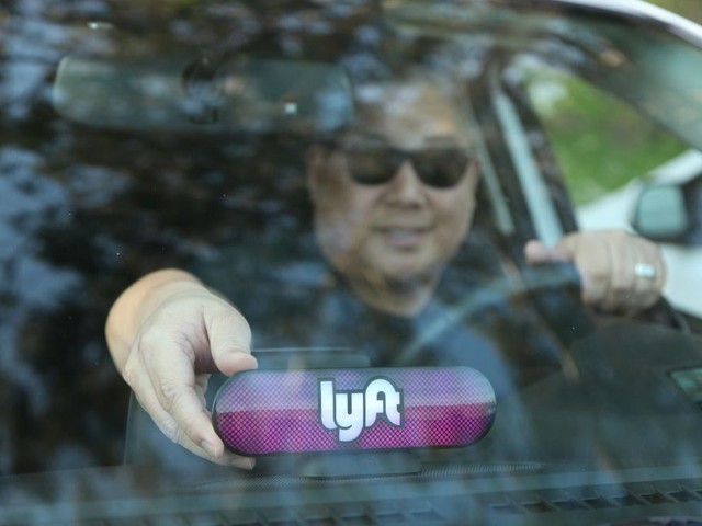 
Lyft, ứng dụng chia sẻ xe hơi ra đời năm 2012 và đe dọa mạnh mẽ với Uber, công ty khởi nghiệp giá trị nhất của Mỹ. Với khoảng 1 triệu người dùng mỗi ngày ở Mỹ, giá trị của Lyft lên tới 7,5 tỷ USD.
