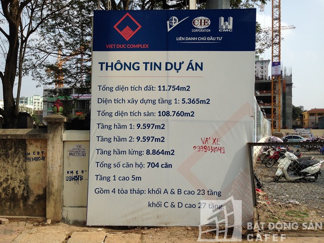 
Biển hiệu thông tin dự án được đặt ngay bên cạnh khu nghĩa trang.
