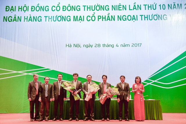 
3 thành viên mới của HĐQT Vietcombank nhận hoa chúc mừng
