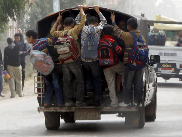 
Trẻ em đánh đu trên xe ô tô để tới trường ở Cairo, Ai Cập. Thay vì sử dụng xe buýt chuyên dụng, người ta dùng xe tải để đưa học sinh tới lớp bất chấp tai nạn có thể xảy ra bất cứ lúc nào.

