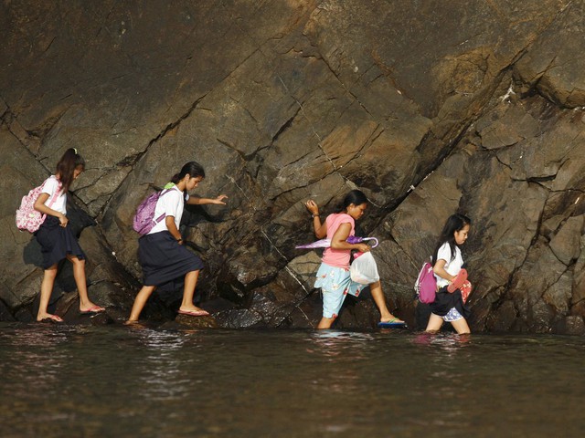 
Nằm ở phía bắc Manila, những đứa trẻ ở làng Kawag, Philippines phải lội nước men theo vách đá để đến trường.
