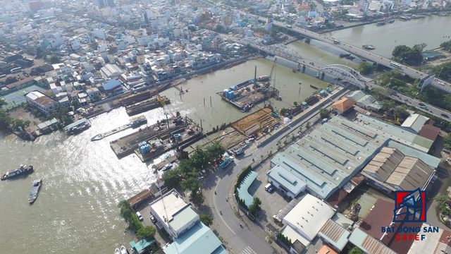 
Công trường cống ngăn triều ngay cầu Tân Thuận, quận 4.

