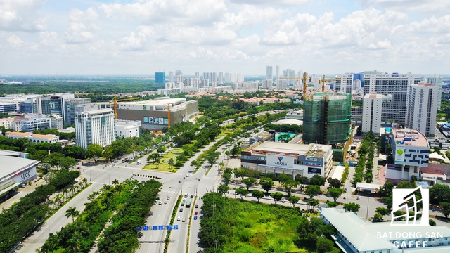 
Trục đường Nguyễn Văn Linh kết nối xuyên suốt cả Phú Mỹ Hưng - nơi có hàng chục dự án chung cư cũng đang đẩy nhanh tiến độ thi công
