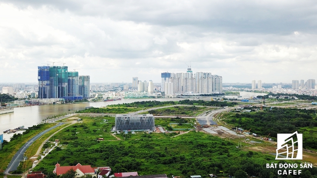 
Khu vực này sắp tới sẽ được xây dựng cầu đi bộ qua sông Sài Gòn, kết nối với trung tâm quận 1. Tận dụng những cơ hội lớn này, hàng loạt cao ốc ồ ạt xây dựng - kéo giá nhà tăng mạnh.
