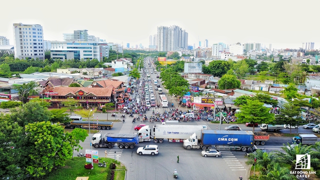 
TP.HCM đã có quyết định giao công ty Phú Mỹ Hưng đầu tư dự án hầm chui tại nút giao Nguyễn Văn Linh - Nguyễn Hữu Thọ. Tuy nhiên, áp lực ngày một đè nặng lên tuyến đường kết nối với trung tâm Sài Gòn này