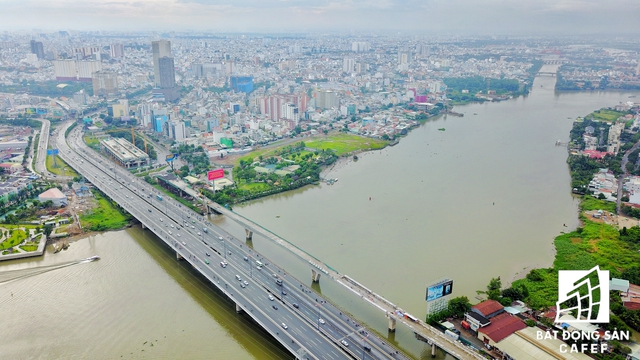 
Dự án có tầm nhìn bao quát dọc sông Sài Gòn, và kết nối giao thông khá thuận lợi nhờ vào hệ thống cầu đường rộng lớn xung quanh.

 
