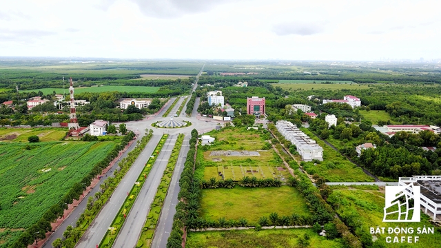 
Những con đường rộng lớn được quy hoạch xây dựng khá hoàn chỉnh tại trung tâm huyện Nhơn Trạch, nhưng xung quanh đất là nhiều dự án trùm mền.

 
