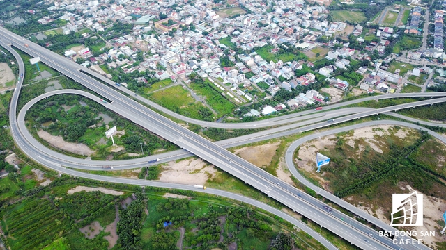 TP.HCM rót hàng nghìn tỷ cho các dự án nâng cấp, mở rộng đường Nguyễn Duy Trinh lên 30m, khép kín đường Vành đai 2, Bến xe Miền Đông di dời về quận 9 vào cuối năm 2017, đường song hành cao tốc TPHCM - Long Thành - Dầu Giây, xây cầu Cát Lái nối quận 9 với Nhơn Trạch (Đồng Nai), tuyến monorail Thủ Thiêm - Long Thành,... 