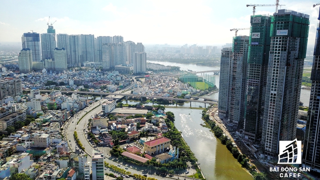 Trong tương lai, khu vực này còn có cầu Thủ Thiêm 2, Cầu đi bộ sông Sài Gòn nối từ khu đô thị Thủ Thiêm vào quận 1

 
