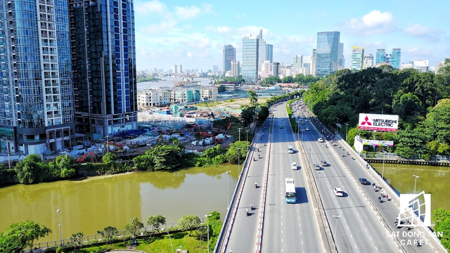  Cầu Nguyễn Hữu Cảnh hướng vào đường Tôn Đức Thắng - nơi sắp tới sẽ có dự án cầu Thủ Thiêm 2.    