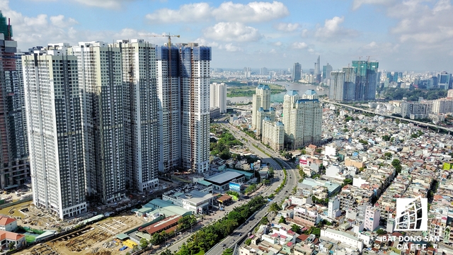 Điểm nhất quan trọng nhất của đường Nguyễn Hữu Cảnh là cụm dự án Vinhomes Central Park có tòa tháp Lanmark 81 cao nhất Việt Nam đang được xây dựng đến tầng 50

 
