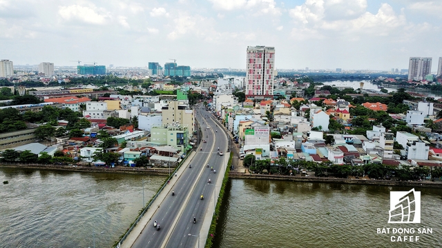 
Muốn đến bán đảo Thanh Đa, nhiều người buộc phải đi trên cầy cầy duy nhất này, hoặc có thể chọn đường sông trên những con thuyền nhỏ

 
