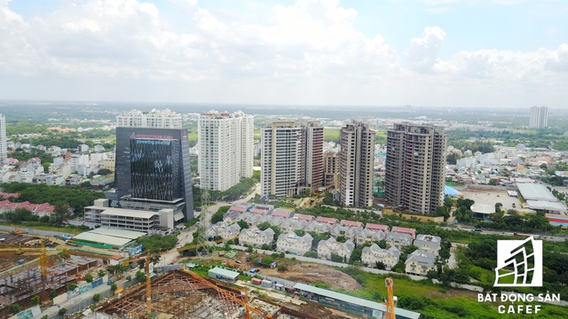 Dự án nằm ngay đầu đường Nguyễn Hữu Thọ (phần thuộc huyện Nhà Bè), bên cạnh hàng loạt dự án cao cấp khác đã và đang ồ ạt mở bán trên thị trường khu Nam 