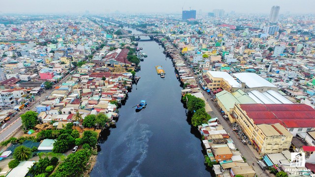 
Trong năm 2018, Sở Xây dựng được giao phối hợp các quận huyện hoàn tất lựa chọn chủ đầu tư thực hiện các công trình trọng điểm gồm: dự án di dời, giải phóng mặt bằng tuyến bờ nam kênh Ðôi; dự án rạch Xuyên Tâm và dự án rạch Văn Thánh.

 
