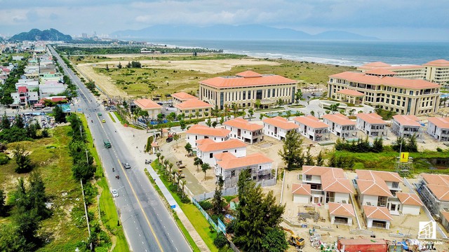 
Tọa lạc trên đường Trường Sa, quận Ngũ Hành Sơn, Thành phố Đà Nẵng, khách sạn Sheraton Đà Nẵng gồm 258 phòng và 45 biệt thự cao cấp thấp tầng có khuôn viên từ 600 – 950 m2/ căn và các công trình phụ trợ...

 
