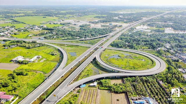 
Nhận thức tầm quan trọng của hạ tầng giao thông và thực trạng nhiều cầu đường còn yếu kém, thiếu kết nối nên tỉnh Long An đã ưu tiên đầu tư khoảng 46% nguồn vốn vào lĩnh vực này.

 
