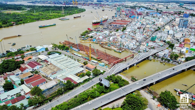 
Vị trí xây dựng dự án trong tương lai nhìn từ Cảng hàng hóa Tân Thuận. Cầu sẽ kết nối thẳng với đường Huỳnh Tấn Phát, sau đó sẽ dẫn vào trung tâm khu đô thị Phú Mỹ Hưng

 
