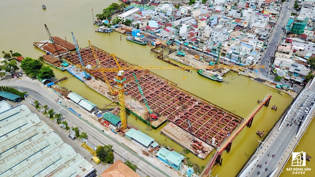 
Khung vây được đào sâu xuống lòng sông đến 20m. Để thực hiện các công trình chống ngập, chủ đầu tư phải huy động 950 thiết bị máy móc, 67.000 tấn thép, cùng với đó là gần 2.000 công nhân, chuyên gia trong và ngoài nước

 
