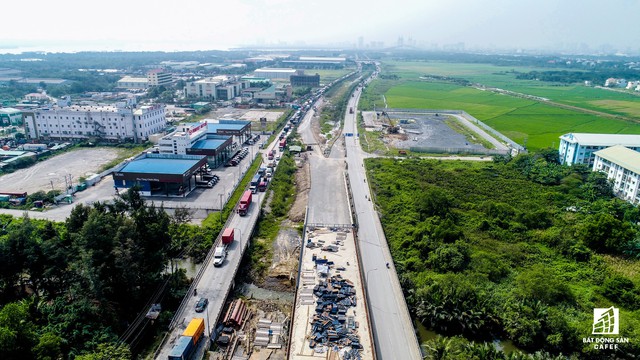 
Hiện cầu vượt ngay nút giao đang được đẩy nhanh tiến độ thi công để sớm xóa điểm đen kẹt xe trầm trọng này.

 
