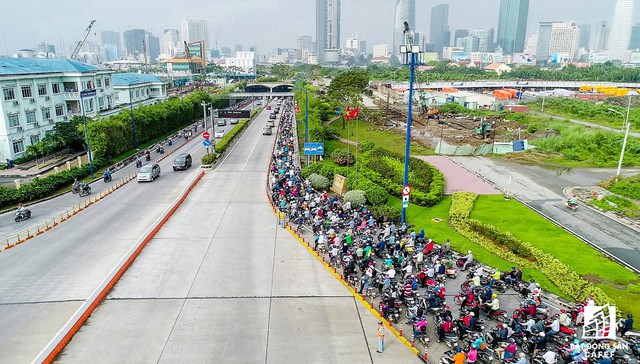 
Vào các giờ cao điểm sáng - chiều, cả hai đầu ra vào hầm đều kẹt cứng.

 
