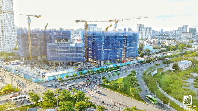 
Cũng nằm trên tuyến đường Nguyễn Hữu Thọ, quận 7, Novaland đang xây dựng tòa nhà Sunrise Cityview nằm ngay 2 mặt tiền đường. Hiện dự án đang xây dựng tầng thứ 7.

 
