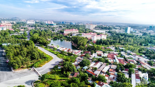 '
Xen kẽ nhiều tòa nhà cao tầng thuộc khu đô thị đại học là những ngôi nhà lụp xụp của người dân.
'