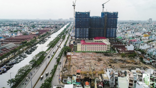 
Cũng tọa lạc trên tuyến đường Võ Văn Kệt, cạnh Kênh Tàu Hũ (quận 6), một dự án cao cấp khác đang thực hiện san lắp mặt bằng, dự kiến sẽ động thổ xây dựng vào đầu năm 2018.

 
