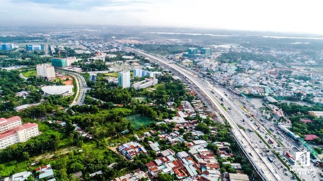 
Trong lĩnh vực giao thông, người dân được trải nghiệm hệ thống vận tải hành khách công cộng chất lượng cao, xuyên suốt với vé điện tử liên thông; giải pháp thu phí thông minh, đỗ xe thông minh...

 
