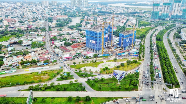 
Đường Nguyễn Thị Định (trái) bắt đầu tư nút giao với đại lộ Mai Chí Thọ, kéo dài gần 2km, từ đây sẽ kết nối với đường Nguyễn Duy Trình để đến quận 9 sẽ được mở rộng trong thời gian tới.

 
