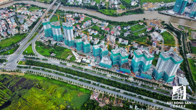 
Tổ hợp The Sun Avenue trên đường Mai Chí Thọ, thuộc khu đô thị mới Thủ Thiêm vừa được tiến hành cất nóc một số toà nhà.

 
