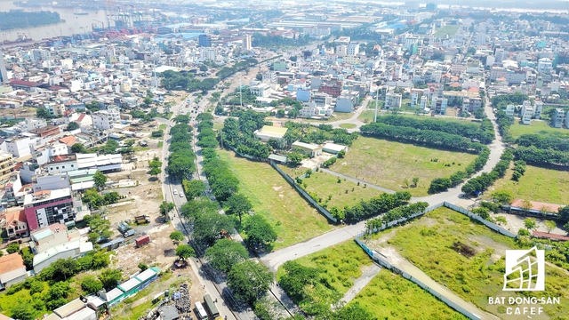
Toàn cảnh khu đất vừa có quyết định siết nợ của VAMC do Hoàn Cầu làm chủ đầu tư. Phần đất này có hướng nhìn về Khu chế xuất Tân Thuận

 
