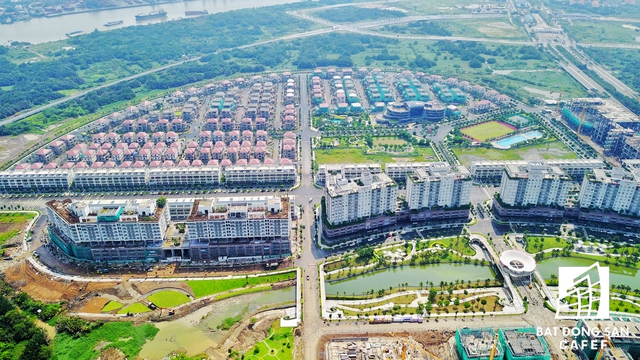 Khu biệt thự Sala nằm trên đại lộ Mai Chí Thọ, cạnh hầm chui vượt sông Sài Gòn - nơi đang trở thành đại công trường với nhiều dự án hạ tầng giao thông đang được đầu tư khá mạnh. 