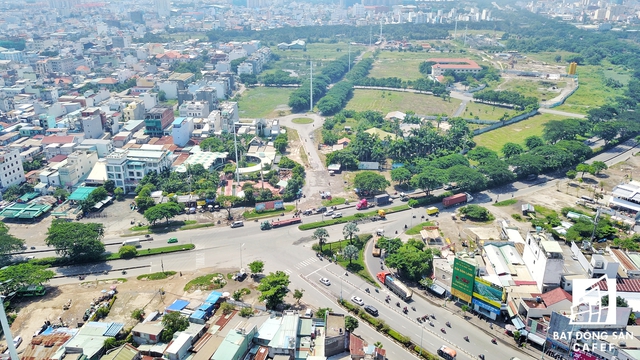 
Nút giao sau khi qua khỏi cầu Tân Thuận 2 từ hướng quận 4 là ngay vị trí cửa ngõ dự án

 
