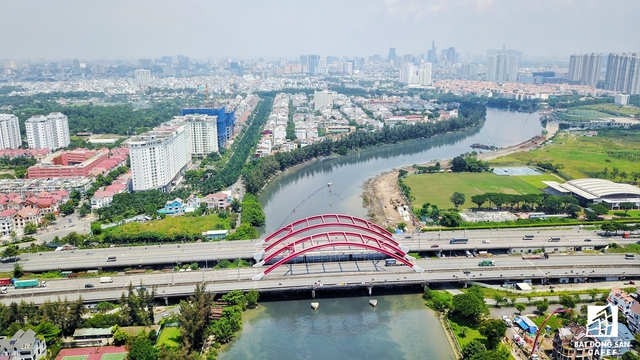 
Nhờ lợi thế mảng xanh và sông ngòi từ đầu năm 2016 đến nay, khu Nam Sài Gòn bùng nổ nguồn cung lớn với hàng loạt dự án có số lượng căn hộ lên đến hơn 2.000 căn.

 

