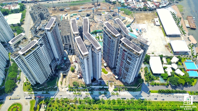 Dụ án nằm trên hai mặt tiền đường quan trọng của khu Nam là Nguyễn Hữu Thọ và Lê Văn Lương, bên cạnh cũng có hơn 10 dự án nhà ở cao cấp khác đang xây dựng với tốc độ rất nhanh. 