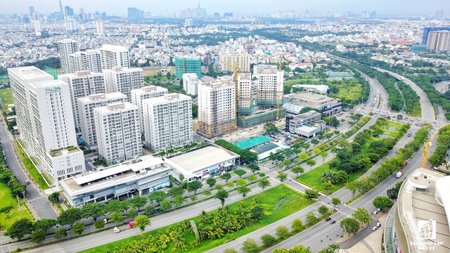 
Đại lộ Nguyễn Văn Linh được thiết kế 10 làn xe, mảng xanh chuẩn quốc tế nên là điểm đến của nhiều nhà đầu tư địa ốc trong và ngoài nước.

 
