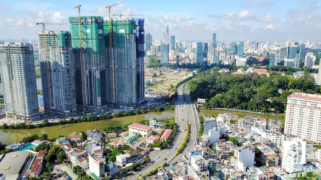 Dọc hai bờ sông Sài Gòn có nhiều dự án đang được triển khai xây dựng, ngày một làm thay đổi diện mạo đô thị thành phố. 