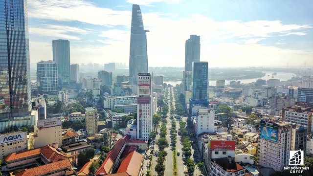 
Phố đi bộ Nguyễn Huệ - nơi đang có nhiều khu đất vàng đắt giá thuộc sở hữu của các đại gia địa ốc, nhưng tiến độ triển khai dự án rất chậm

 
