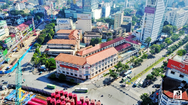 
Bên cạnh khu đất vàng Bitexco đang triển khai xây dựng dự án Spirit of Saigon, doanh nghiệp này còn khu đất đắt địa khác là cả Bệnh viện Sài Gòn hiện hữu cạnh bên, nhưng tiến độ di dời giải phóng mặt bằng khá chậm.

 
