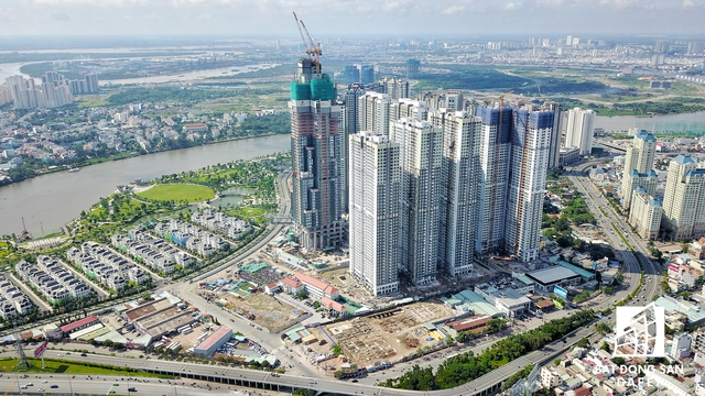 
Toàn cảnh tổ hợp siêu dự án do Vingroup đầu tư nhìn từ trên cao. Theo tìm hiểu, tòa Landmark 81 hiện đã đạt tầng 55, lắp đặt kính ở tầng 50.

 
