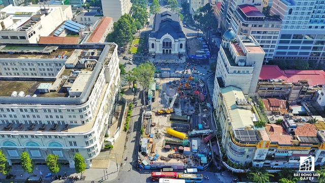 
Công trường thi công nhà ga và trung tâm thương mại ngầm trước Nhà hát TP.HCM, giáp với phố đi bộ Nguyễn Huệ

 
